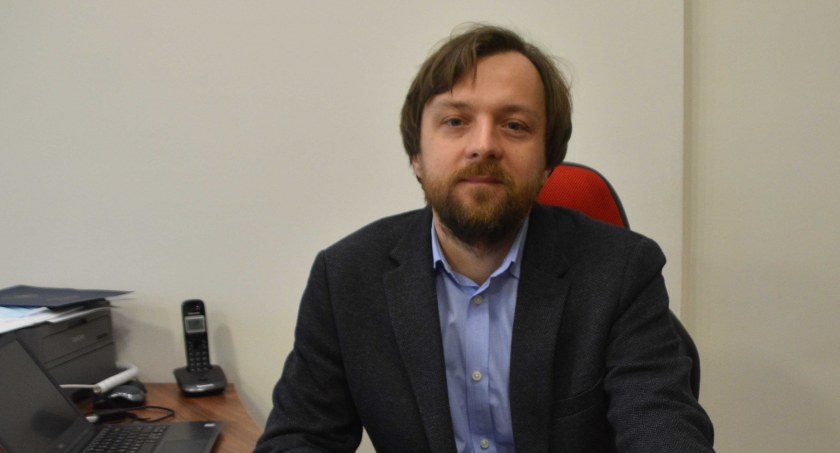 Wójt Jacek Olczyk podkreśla, że wykonawca ma pół roku na wykonanie wszystkich prac na stadionie fot.: Katarzyna Cieślik