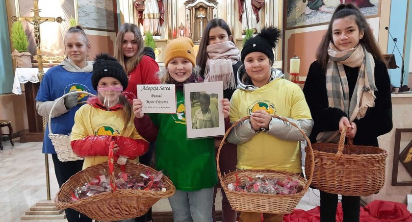 - Uczniowie Szkoły Podstawowej z Ostrówka zaangażowali się w finansową pomoc dla afrykańskiego ucznia. Dzięki materialnemu wsparciu 9-letni Pascal może chodzić do szkoły. Fot.: arch. SP w Ostrówku