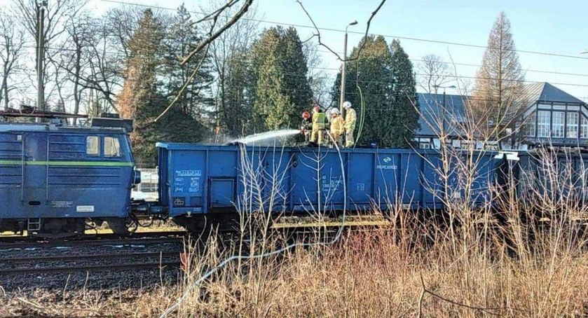 Miał prawdopodobnie roznieciła uszkodzona linia sieci trakcyjnej. Strażacy szybko opanowali ogień fot.: arch. OSP Dąbrowa