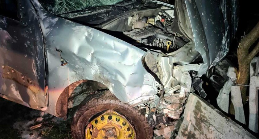 Znacznie uszkodzone zostało renault kangoo, którym obywatel Ukrainy wjechał w ogrodzenie przydrożnej posesji fot.: KPP Wieruszów
