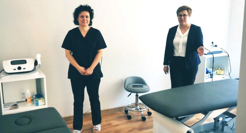 Fizjoterapeutka Olga Janecka-Beśka i wójt Zofia Kotynia w gotowym do pracy gabinecie fot.: Antoni Zych