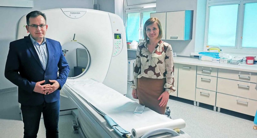 Obecnie szpital w Wieluniu dysponuje jednym tomografem, który pracuje od 2014 r. Wysłużony sprzęt prezentują poseł Paweł Rychlik i p.o. dyrektora SP ZOZ Anna Freus