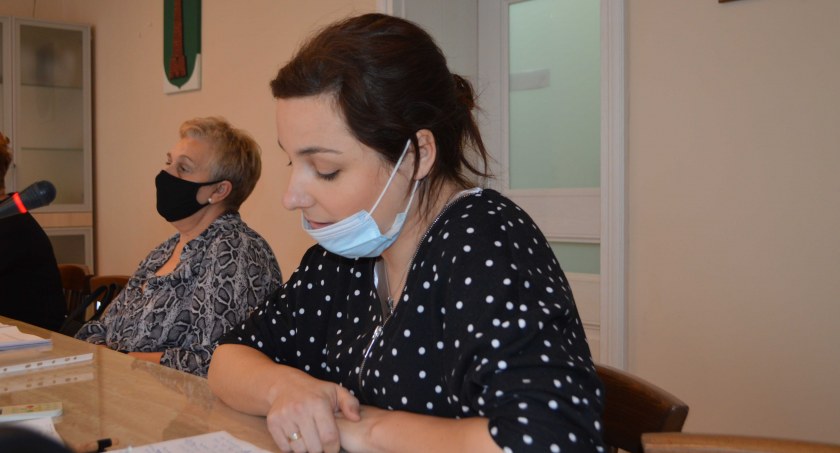 Radna Judyta Sokół zagłosowała przeciwko budżetowi na 2021 r. Swój sprzeciw uzasadniała brakiem zabezpieczonych środków na budowę chodnika w Krzyworzece Drugiej fot.: Elżbieta Wodecka