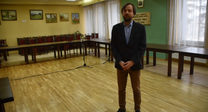 Wójt Jacek Olczyk przyznaje, że obecny wygląd sali konferencyjnej, szczególnie jeśli chodzi o infrastrukturę teleinformatyczną, nie odpowiada współczesnym czasom fot.: Katarzyna Cieślik/ archiwum Urzędu Gminy Pątnów