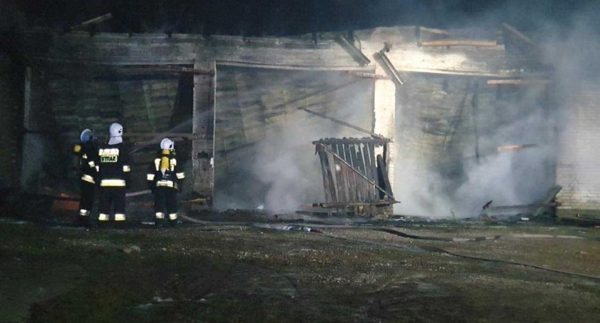 W pożarze spłonął miedzy innymi zabytkowy mercedes fot.: arch. czytelnika