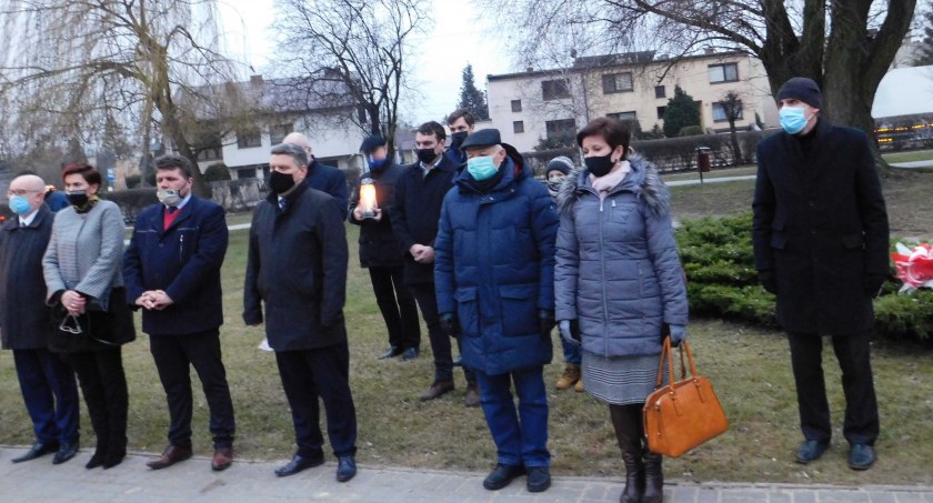 Wieluńscy samorządowcy, w towarzystwie posła Pawła Rychlik, złożyli symboliczne wiązanki pod pomnikiem rot. Witolda Pileckiego fot.: Magdalena Lizurej