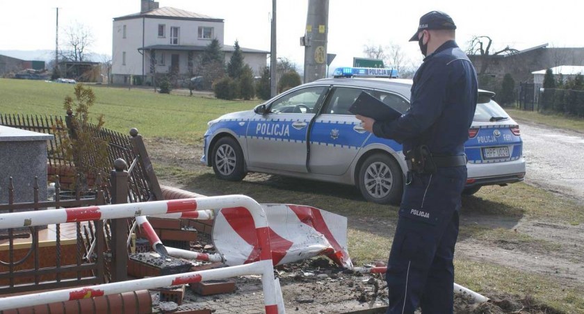 W wypadku uszkodzone zostały oznakowanie drogi i kapliczka   fot.: KPP w Wieruszowie 