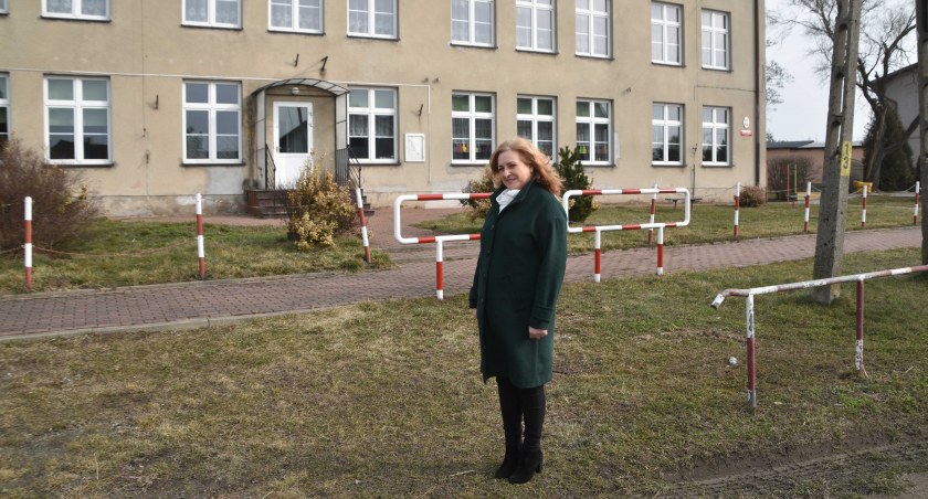 Dyrektor Bożena Kiedos podkreśla, że przedszkole w Grębieniu zostało już odnowione wewnątrz, na placu zabaw stanęły nowe urządzenia, więc po termomodernizacji budynek już całościowo będzie się prezentował znacznie lepiej fot.: Katarzyna Cieślik