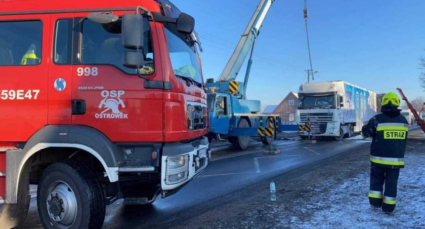Skutki nieostrożnej jazdy były usuwane całą noc fot.: OSP Skrzynno