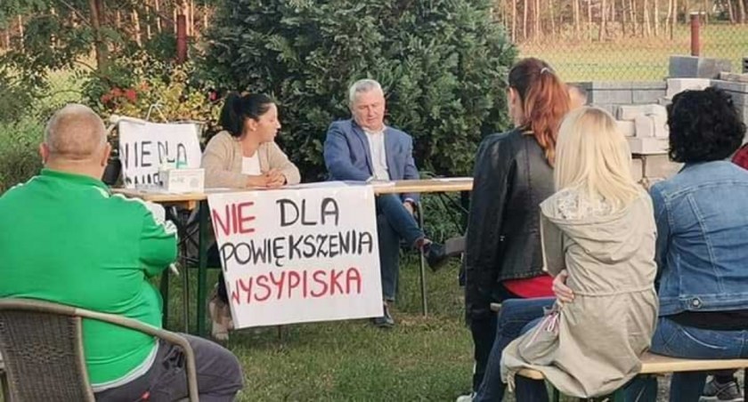 Na wrześniowym spotkaniu z mieszkańcami Dylowa Szlacheckiego przedstawiciele Eko-regionu mieli potraktować mieszkańców z góry fot.: arch. Dylowa Szlacheckiego