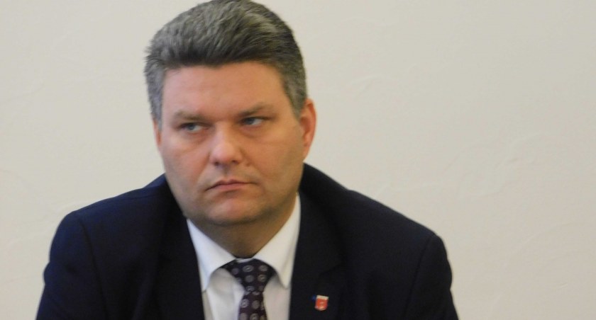 Tomasz Akulicz dalej będzie pełnił funkcję przewodniczącego rady gminy Wieluń. Po wyniku głosowania nad jego odwołaniem widać, że cieszy się zaufaniem większości swoich kolegów fot.: Magdalena Lizurej