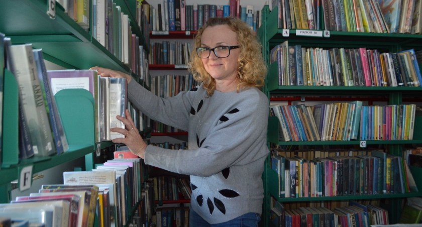Od niedawna biblioteka w Krzyworzece mieści się w remizie. Ilona Hałupka zachęca do odwiedzania filii w nowej siedzibie fot.: Elżbieta Wodecka 