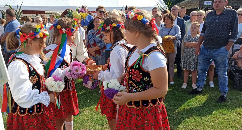 Zdjęcie z dożynek podczas dzielenia chlebem/fot.: Magdalena Lizurej