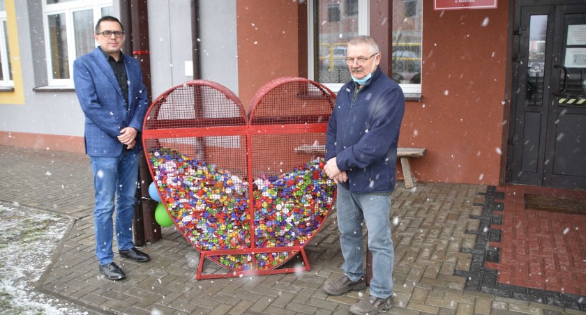 Od 10 marca można wrzucać nakrętki przed Zespołem Szkoły i Przedszkola w Mokrsku – na zdj. dyrektor Piotr Piechowski i wykonawca serca Mirosław Gardyan fot.: Katarzyna Cieślik