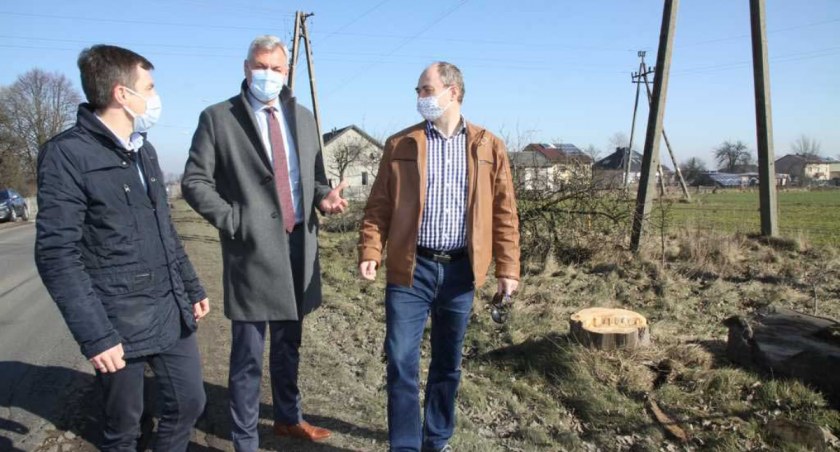 - Wójt Tomasz Stolarczyk osobiście sprawdzał postęp pierwszych robót, wszak samorząd dokłada niebagatelną kwotę do remontu.  fot.: arch. UG Rząśnia