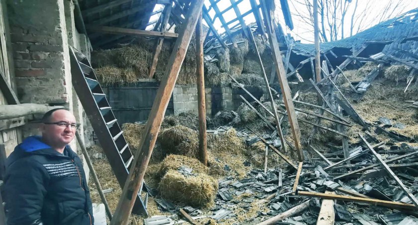 - Zawiało i runął dach stodoły. Huk i kurz nie do opisania – opowiada Paweł Olejnik, pokazując reporterowi „Kulis…” zniszczenia fot.: Antoni Zych