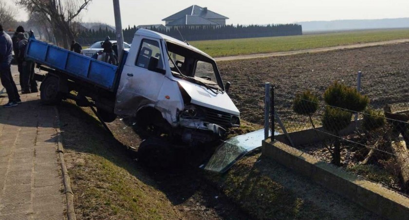 W wyniku kolizji dostawczy Lublin wylądował w rowie fot.: KPP w Wieruszowie
