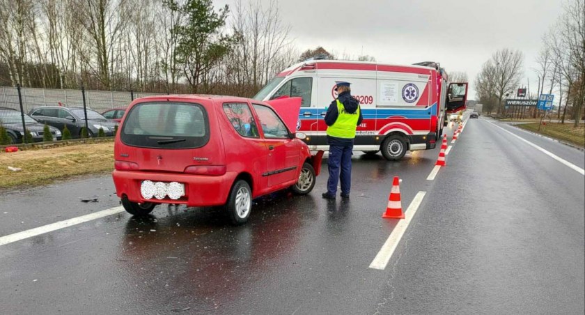 W wypadku rannych zostało dwoje pasażerów seicento fot.: KPP w Wieruszowie