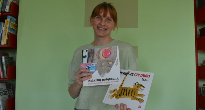 Wyprawkę Czytelniczą dla przedszkolaków prezentuje dyrektor Renata Cieślak fot.: Elżbieta Wodecka