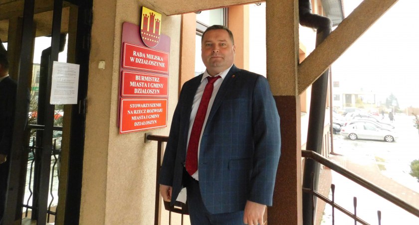 Rafał Drab, burmistrz Działoszyna podaje, że kontrole koszy mieszkańców gminy ujawniły sporo błędów przy segregowaniu odpadów fot.: Magdalena Lizurej