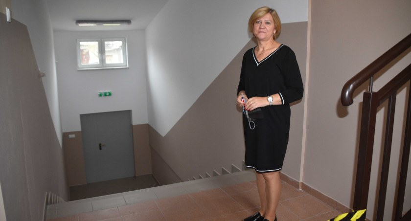Dyrektor Ewa Ścigała podkreślała już w październiku, że nowa klatka schodowa ewakuacyjna jest przede wszystkim bezpieczniejsza fot.: Katarzyna Cieślik 