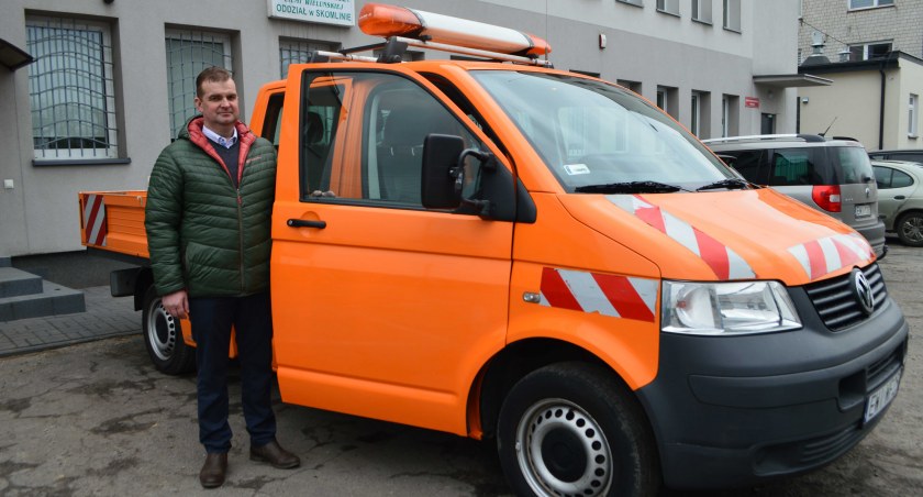 Takie auto umożliwia nam przewóz pracowników, sprzętu i materiałów – cieszy się kierownik Karol Idasiak  fot.: Elżbieta Wodecka 