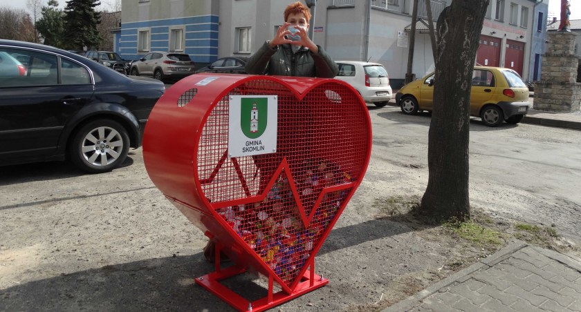 Do wrzucania nakrętek zachęca dyrektor Anna Nowak fot.: GOKiS w Skomlinie 