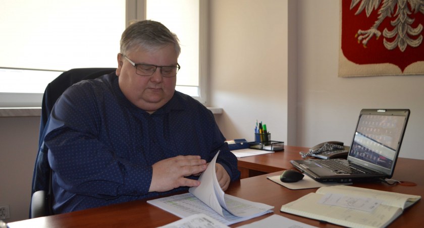  Wójt Grzegorz Maras cieszy się, że zamontowane urządzenia wykorzystujące odnawialne źródła energii są najnowszej generacji  fot.: Elżbieta Wodecka 