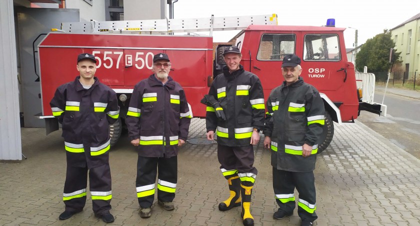 Strażacy z Turowa mają już na oku mercedesa 1124, który miałby zastąpić wysłużonego już stara 66 - na zdj. od lewej Krzysztof Stefaniak, Andrzej Buliński (skarbnik), Błażej Strugała oraz Henryk Białas fot.: Katarzyna Cieślik