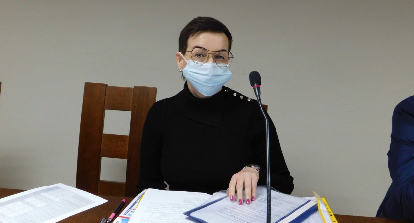 Skarbnik gminy, Aneta Wiśniewska, wielokrotnie tłumaczyła radnym, że jeśli zdecydują, aby mieszkańcy płacili mniej, niż powinni, różnica musi zostać pokryta z budżetu gminy kosztem innych wydatków. fot.: Magdalena Lizurej
