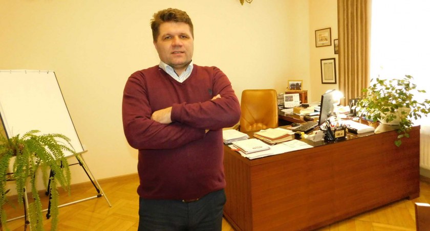 Marzenia o nowoczesnej hybrydzie za 150 tys. zł, Paweł Okrasa musi póki co odłożyć. Nie udało mu się przekonać radnych do takiego wydatku  fot.: Magdalena Lizurej