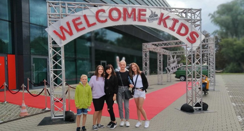 Martyna Walczak wzięła udział w etapie „przesłuchań w ciemno” programu The Voice Kids. Nastolatce na nagraniach towarzyszyli najbliżsi fot.: arch. E. Walczak