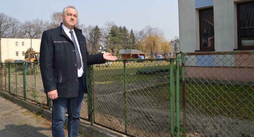 Dodatkowe pomieszczenie na potrzeby żłobka dobudowane zostanie do budynku przedszkola – pokazuje burmistrz Marek Pikuła Fot.: Elżbieta Wodecka 