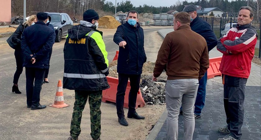W poniedziałek na budowie pojawiła się spora delegacja urzędników, z burmistrzem na czele. Na miejscu przyjął ich wykonawca zadania i kierownik budowy. Nie zabrakło także inspektora nadzoru budowlanego fot.: archiwum urzędu