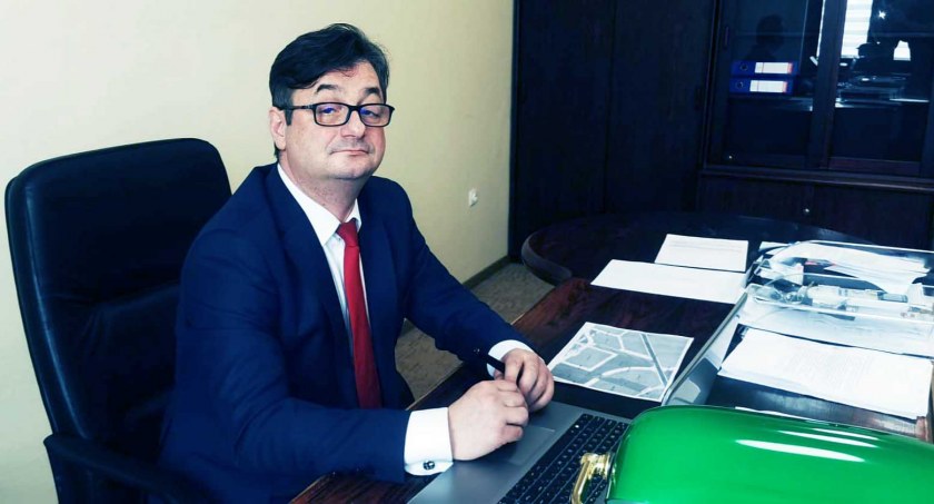 W gabinecie wiceburmistrza Adam Stachera urzęduje od trzech miesięcy. Od pierwszego dnia pracy mierzy się z trudną sytuacją gminy fot.: Antoni Zych