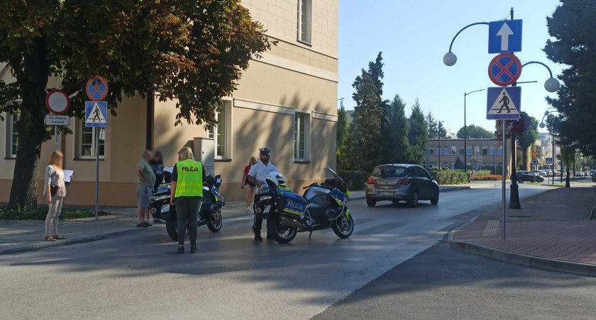 Zdjęcie policjantów podczas pracy na miejscu zdarzenia/fot.: Magdalena Lizurej 