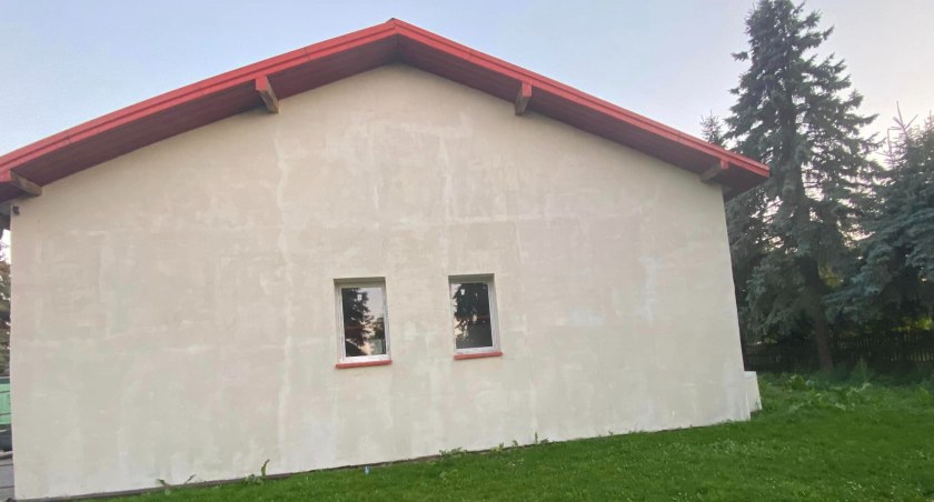Na zdjęciu elewacja strażnicy OSP KSRG Opojowice, jeszcze przed pomalowaniem / Fot. Facebook / OSP KSRG Opojowice 