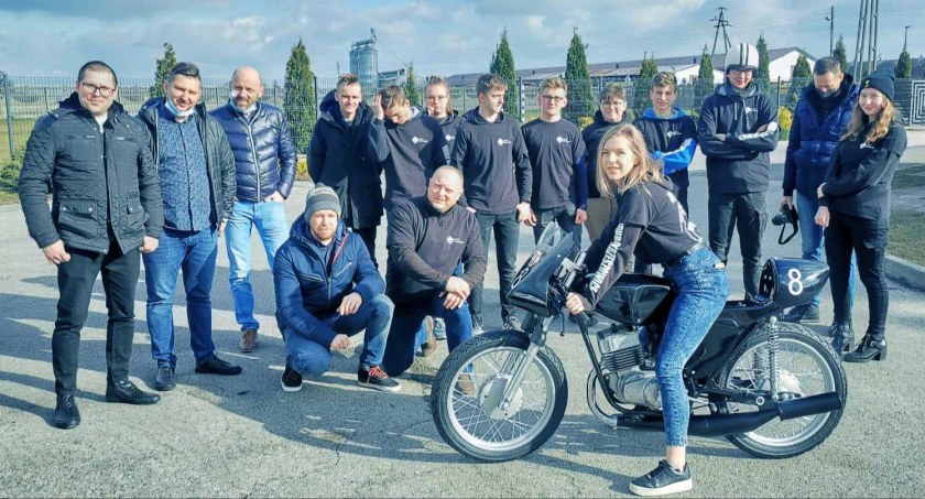 Koło Motoryzacyjne w Sulmierzycach przeprowadziło renowację maszyny należącej do miesięcznika ,,Świat Motocykli’’. Właściciele byli pod wrażeniem wyniku pracy młodych pasjonatów  fot.: Antoni Zych