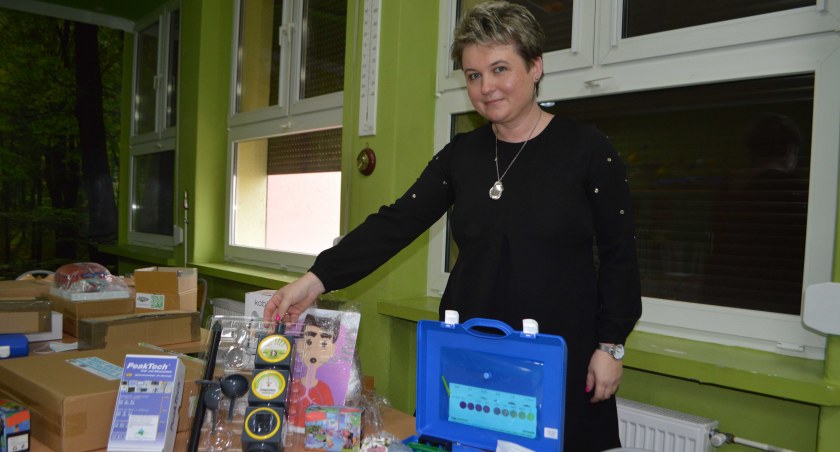 Szkoła już zakupiła szereg pomocy przeznaczonych do zajęć w ogrodzie. Na zdjęciu: dyrektor Urszula Łebek  fot.: Elżbieta Wodecka  