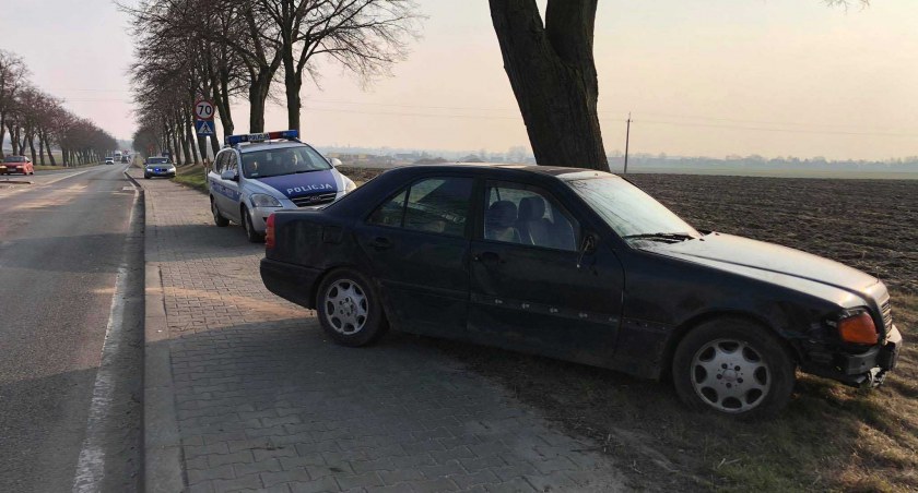 1.	Kierowcą mercedesa, który najechał na znaki pionowe, okazał się być 61-latek z powiatu sieradzkiego fot.: Damian Śpich  