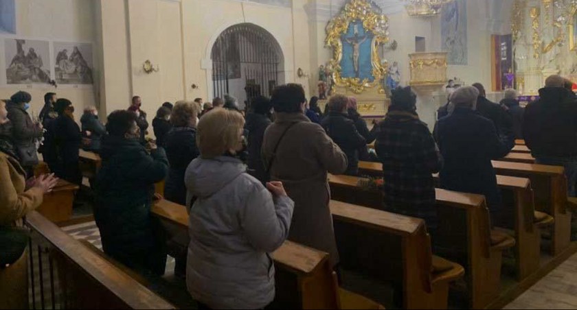 W kilku kościołach na terenie Pajęczna i Działoszyna, limity wiernych miały zostać przekroczone. Sprawę bada policja, bo znalazł się człowiek, który złożył zawiadomienie  fot.: arch. czytelnik