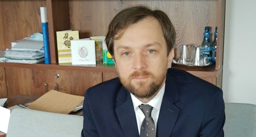 Wójt Jacek Olczyk zachęca do odbioru Kopert życia  fot.: Urząd gminy, Gminna Biblioteka Publiczna w Pątnowie  
