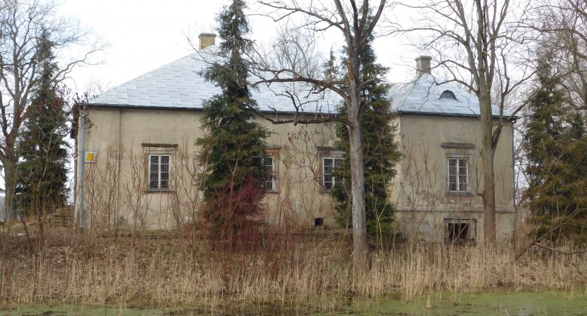 Inwestycja miałaby objąć przebudowę zabytkowego budynku dworu oraz m.in. pielęgnację drzew, w tym lipy szerokolistnej (siedemsetletniej) fot.: archiwum Urzędu Gminy Siemkowice 
