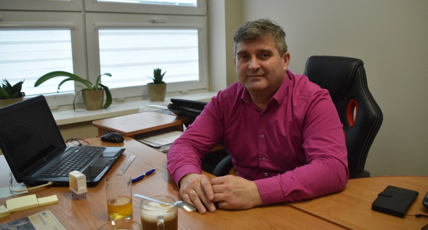 Wójt Mariusz Mielczarek przyznaje, że gmina, jeśli społeczność wyrazi zgodę, byłaby też zainteresowana sprzedażą szkoły w Hucie fot.: Katarzyna Cieślik