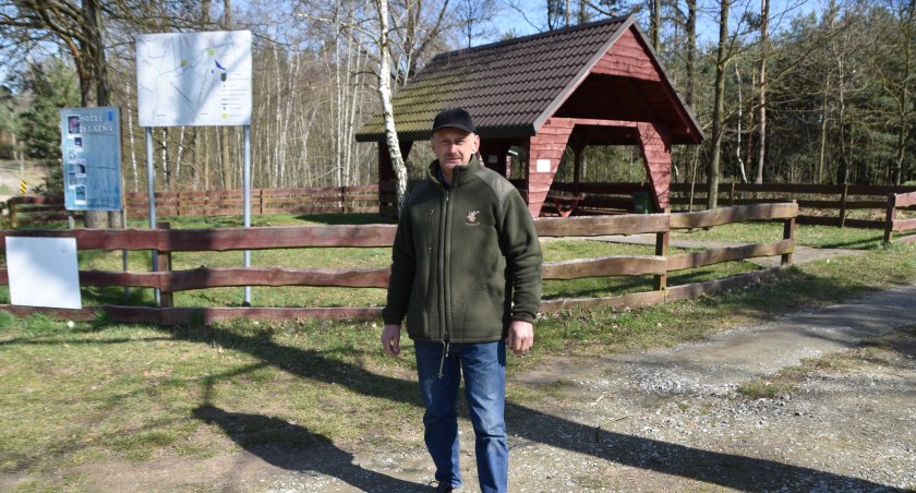 Sołtys Zbigniew Braliński zdradza, że altana cieszy się dużym powodzeniem, zarówno wśród turystów, jak i lokalnej społeczności fot.: Katarzyna Cieślik 