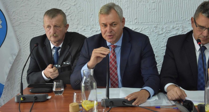 1.	Wójt Tomasz Stolarczyk zapytał wszystkich sołtysów o potrzebę wyodrębnienia funduszu sołeckiego  fot.: Katarzyna Cieślik 