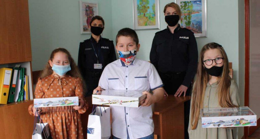 7 kwietnia policjantki wręczyły nagrody dla Mai Matusiak oraz Weroniki i Wojciecha Trochów za zajecie I miejsca w konkursie #SAFERZY. fot.: arch. KPP w Wieluniu