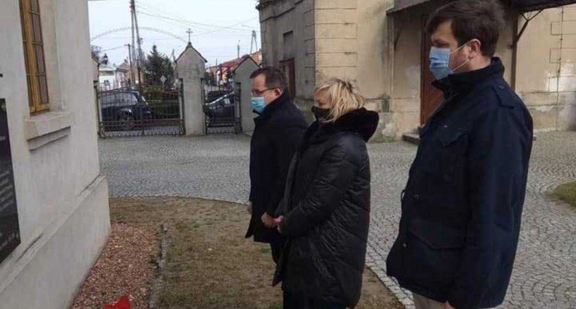 Poseł Paweł Rychlik wraz z Iwoną Koperską i Krzysztofem Dziubą oddali hołd parze prezydenckiej oraz pozostałym 94 osobom, które zginęły 11 lat temu w katastrofie pod Smoleńskiem fot.: arch. Krzysztofa Dziuby, wicestarosty wieluńskiego