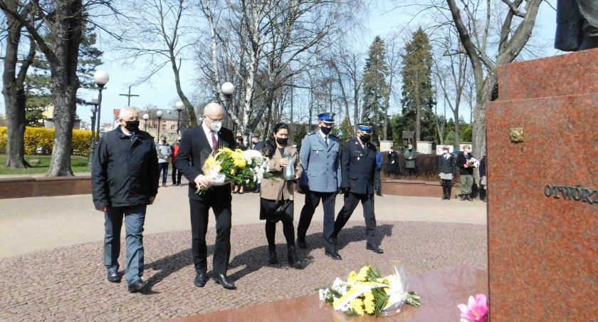 Co roku gmina Wieluń organizuje uroczystości upamiętniające pomordowanych w Katyniu. Te z okazji 81. rocznicy, z powodu pandemii, były bardzo skromne fot.: Magdalena Lizurej