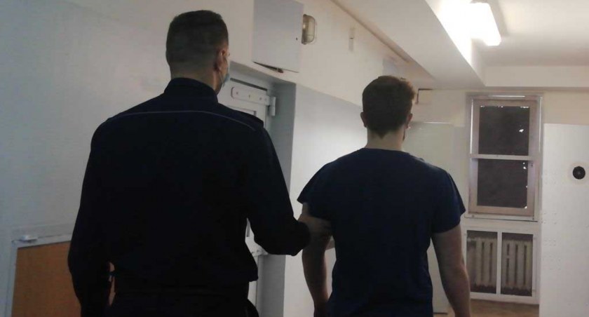 Policjanci zatrzymali 18-latka. Mężczyzna odpowie za zniszczenia, jakich miał dokonać na placu zabaw w Załęczu Małym fot.: arch. KPP w Wieluniu